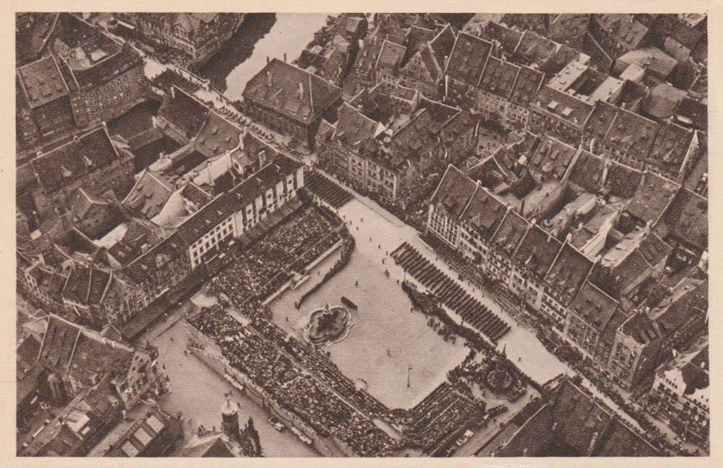 Ak-Hauptmarkt-Flugaufnahme-5.Parteitag-1933.jpg