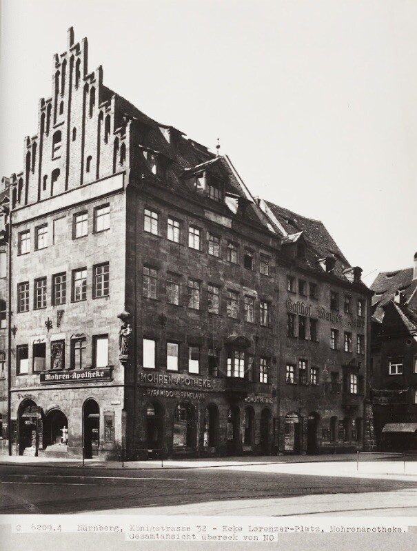 Konigstr.-32-Mohren-Apotheke-1940.jpg