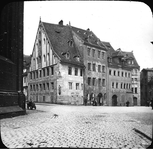 Lorenzer-Platz-Wikipedia.jpg