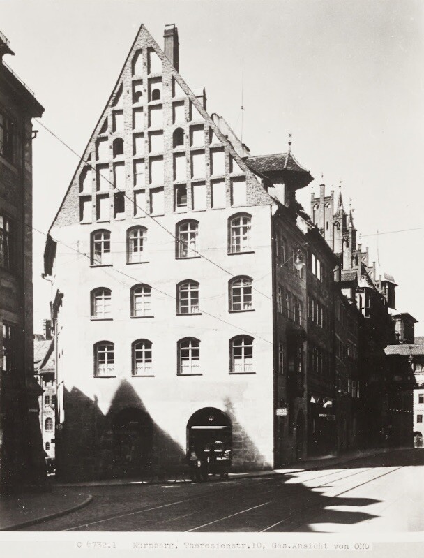 Theresienstr.-10-Google-Arts-u.-Culture.jpg